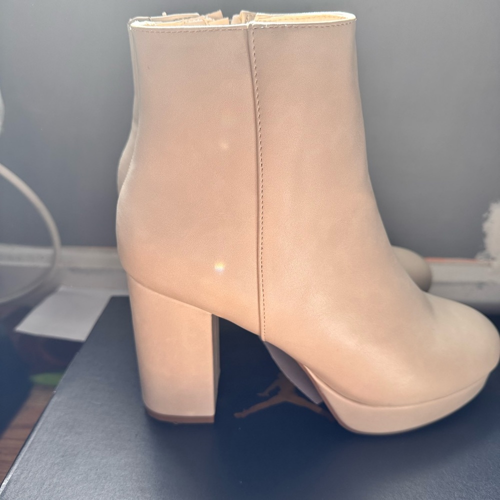 High heels ..never worn with tag